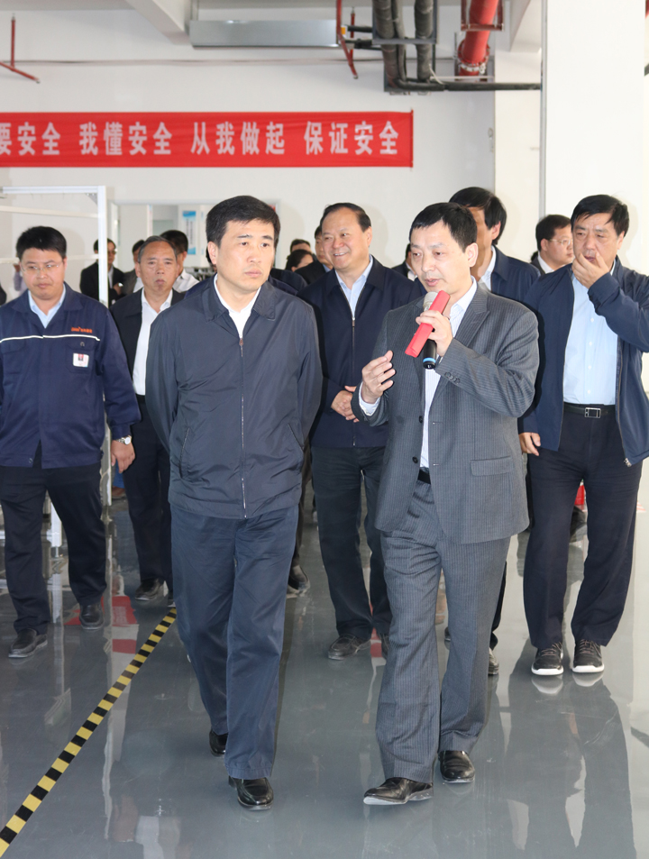 洛阳市委副书记袁永新、洛阳市委常委/宣传部部长杨炳旭等一行领导莅临洛宁新工厂观摩指导！